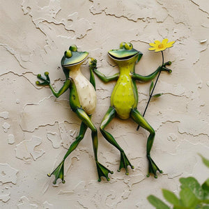 Cute frog couple metal wall art holding flower whimsical garden aluminum wall decor 1