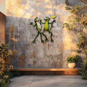 Cute frog couple metal wall art holding flower whimsical garden aluminum wall decor